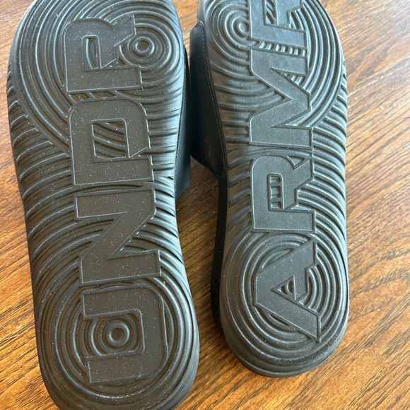 Men’s under armour flip flops - Picture 4 of 4